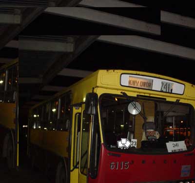 ..za cichym przyzwoleniem kierowcy ;) [15 min. ok. 20 autobusw]